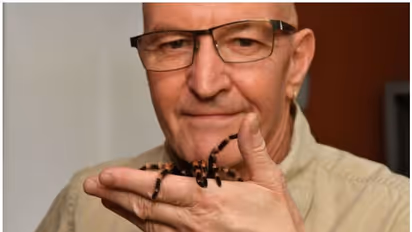 വീട്ടിൽ സ്വന്തമായൊരു മൃഗശാല, അതിലുള്ളതോ നൂറ്റിയിരുപതോളം പാമ്പുകളും 70 ചിലന്തികളും!