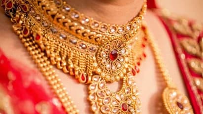 തങ്കക്കട്ടികൾക്കുള്ള ബാങ്ക് നിരക്കിൽ വർധന: രണ്ട് തവണ ഉയർന്ന് സ്വർണ വില; അന്താരാഷ്ട്ര നിരക്ക് 1,950 ഡോളറിലേക്ക്