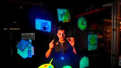 NRI Day:  स्मार्ट वॉच/ ह्यूमन रोबोट बना चुका है ये युवा साइंटिस्ट, काबिलियत के दम पर किया देश का नाम रोशन