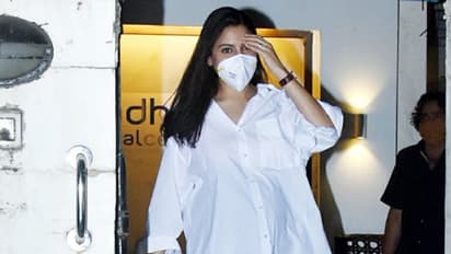 বিরুষ্কার ঘড়ির কাঁটায় এখন কেবল টিক-টক, টিক-টক, শেষ মুহূর্তে চেকআপ করিয়ে মায়ের কাছে অনুষ্কা