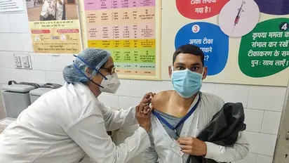 পার্শ্ব প্রতিক্রিয়ার ভয়, সরকারি স্বাস্থ্যকেন্দ্র থেকে টিকা নেবেন না পুর চিকিৎসকেরাই, সাধারণরা যাবে কোথায়