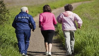 வித்தியாசமான வாக்கிங்!! 50 வயசுக்கு மேல 'எவ்வளவு' நேரம் 'பின்னோக்கி' நடக்கனும் தெரியுமா? 