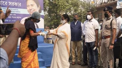 'দুয়ারে সরকার' শিবিরে মুখ্যমন্ত্রী, নিজের 'স্বাস্থ্যসাথী' কার্ড লাইনে দাঁড়িয়ে সংগ্রহ করলেন মমতা