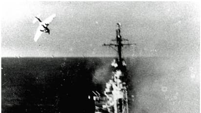 സ്ഫോടകവസ്തുക്കൾ നിറച്ച പോർവിമാനങ്ങൾ ഇടിച്ചിറക്കി ശത്രുക്കപ്പലുകൾ മുക്കുന്ന ജപ്പാന്റെ കാമികാസേ എന്ന ചാവേർ സംഘം