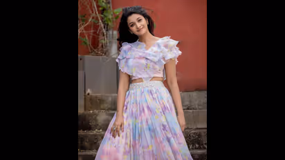 ஜில்லுனு சிரிப்பை உதிர்த்து... லைட்டாக இடை தெரிய ஸ்வீட்டாக போஸ் கொடுத்த பிரியா பவானி ஷங்கர்!