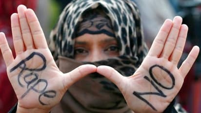 വീടിനുള്ളിൽ ഉറങ്ങിക്കിടന്ന പെൺകുട്ടിയെ ബലാത്സം​ഗം ചെയ്തു, പ്രതിയെ പിടികൂടി മർദ്ദിച്ച് ബന്ധുക്കൾ