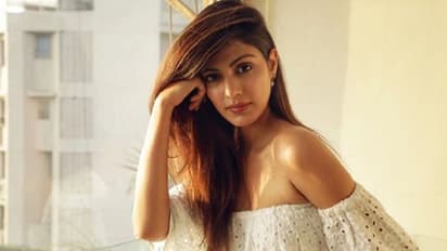 বিমানবন্দরে ফ্রেমবন্দি রিয়া, চেনা লুকে অচেনা মেজাজ, ধরা পড়ল স্বাভাবিক ছন্দে ফেরার ছবি