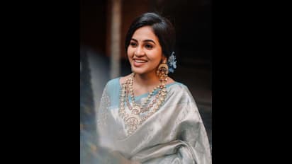 பட்டு சேலையில் வித்தியாசமாக போஸ் கொடுத்து வியக்க வைத்த ஜிவி பிரகாஷ் தங்கை 'பவானி ஸ்ரீ'! லேட்டஸ்ட் போட்டோஸ்..