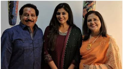 'ജീവിതത്തിൽ എങ്ങനെ പെരുമാറണമെന്ന് പഠിപ്പിച്ചു', അമ്മ കലാമണ്ഡലം ഗിരിജയ്‍ക്ക് ആശംസകളുമായി മഞ്‍ജിമ മോഹൻ