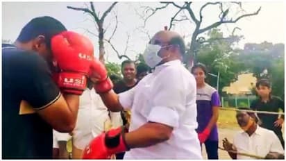 இளைஞர் முகத்தில் கும்மாங்குத்து விட்ட அமைச்சர் ஜெயகுமார்... கொஞ்சம் அசந்திருந்தாலும் அவமானம்தான்..!