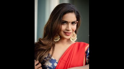 இடை தெரிய சிவப்பு நிற மெல்லிய சேலையில்... இளசுகளை ஏங்க வைத்த பிக்பாஸ் சம்யுக்தா..!