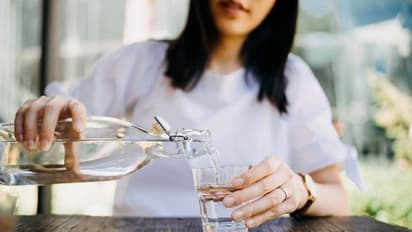 সারাদিনে প্রচুর জল খাচ্ছেন, জানেন কি কোন সময়টাতে জল খাওয়া একদমই উচিত নয়