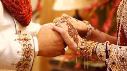 മുസ്ലീം യുവാവുമായി വിവാഹം, കേസെടുത്ത് പൊലീസ്, മതംമാറിയില്ലെന്ന് യുവതി, യുവാവിന്റെ വീട്ടുകാർക്ക് നേരെ ആക്രമണം