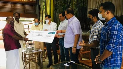 വലയില് കുടുങ്ങിയ തിമിംഗല സ്രാവിനെ കടലിലേക്ക് തിരിച്ചയച്ച മത്സ്യത്തൊഴിലാളികളെ ആദരിച്ചു