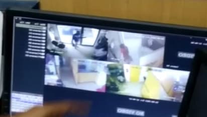 बदमाशों ने बैंक से लूटे 17 लाख, दुकानदार ने पकड़ा तो सीने में मार दी गोली, CCTV में दिखे बदमाश