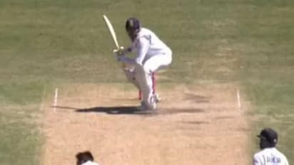 അന്ന് കരയിച്ചു, ഇന്ന് ചിരിപ്പിച്ചു; കമിന്സ് പന്ത് കൈവിടും മുമ്പെ പിച്ചില് കുനിഞ്ഞിരുന്ന് സിറാജ്