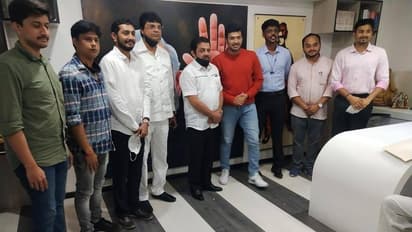 ಜಮೀರ್ ಅಹ್ಮದ್‌ ಖಾನ್‌ಗೆ ಕೇಸರಿ ಶಾಲು ಹಾಕಿ ಸನ್ಮಾನಿಸಿದ ತೇಜಸ್ವಿ ಸೂರ್ಯ: ಕಾರಣ..?