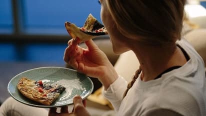 രാത്രിയില്‍ ഇടയ്ക്കിടെ ഭക്ഷണം കഴിക്കുന്നത് വണ്ണം കൂടാന്‍ ഇടയാക്കുമോ?