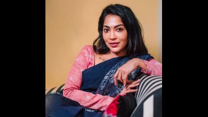 மெல்லிய சேலையில் லைட்டாக தெரியும் இடை...! விஜய் டிவி தொகுப்பாளினி ரம்யா கொடுத்த அதகள போஸ்..!