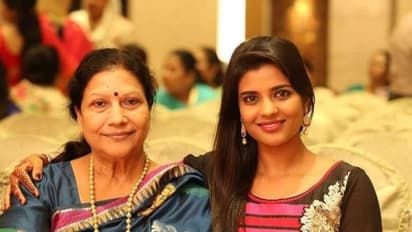 ஐஸ்வர்யா ராஜேஷ் அம்மா இவங்களா..? இதுவரை பார்த்திடாத பிறந்தநாள் ஸ்பெஷல் ரேர் போட்டோ கேலரி!