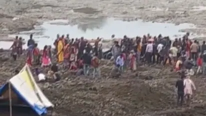 Hundreds hunting for gold coins at a riverbed in Madhya Pradesh