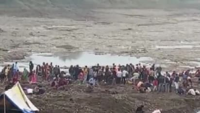 నదీ తీరంలో బంగారు నాణేలు.. ! ఎగబడుతున్న జనం.. !!