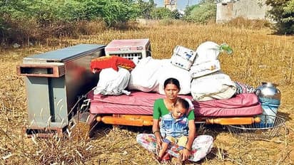 ఓ కానిస్టేబుల్ నిర్వాకం.. భార్య, కొడుకుతో పాటు ఇంటి సామాను బజార్న..