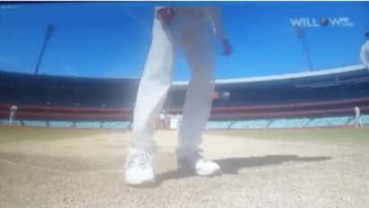 വീണ്ടും സ്മിത്തിന്റെ ചതിയന് പ്രയോഗം? പന്തിന്റെ ഗാര്ഡ് മാര്ക്ക് മായ്ക്കാന് ശ്രമിച്ചതായി വീഡിയോ, വിവാദം