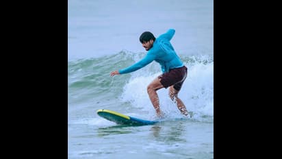 'എപ്പോഴും കടലിനെ അങ്ങനെ ജയിക്കാൻ വിടാൻ പറ്റില്ലല്ലോ?', സര്‍ഫിംഗ് നടത്തിയതിന്റെ ഫോട്ടോകളുമായി സുദേവ് നായര്‍