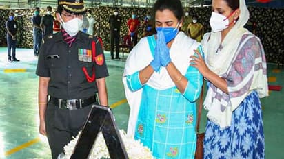 సంతోష్ బాబు భార్యకి సన్మానం.. భావోద్వేగానికి గురైన సంతోషి