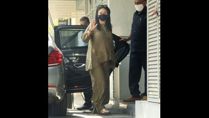 গত রাত্রেই বেবোর দেদার পার্টি, ভরামাসে ডাক্তারের কাছে ছুটলেন Mom To Be করিনা কাপুর