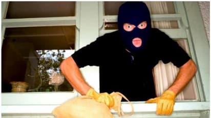 ഫോണില് ഇരുന്നു, കവര്ച്ചയ്ക്കിടെ കള്ളന്മാരുടെ കോള് പോയത് പൊലീസിന്, പിന്നാലെ അറസ്റ്റ്