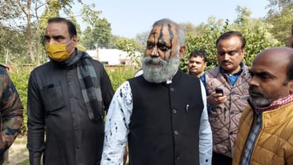 യുപി മുഖ്യമന്ത്രിയെ വിമർശിച്ച് സംസാരിക്കുന്നതിനിടെ എഎപി നേതാവ് സോംനാഥ് ഭാരതിയുടെ ദേഹത്ത് മഷിയൊഴിച്ചു