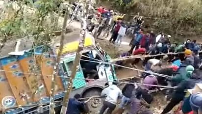 ಕ್ರೇನ್ ಇಲ್ಲ, ಪ್ರಪಾತಕ್ಕೆ ಬಿದ್ದ ಲಾರಿಯನ್ನು ಗ್ರಾಮಸ್ಥರೇ ಸೇರಿ ಮೇಲೆತ್ತಿದ ವಿಡಿಯೋ ವೈರಲ್!