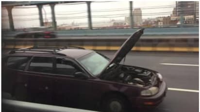 ബോണറ്റ് ഉയര്ത്തിവെച്ച് കാറോടിച്ച യുവാവിനെ പൊലീസ് അറസ്റ്റ് ചെയ്തു