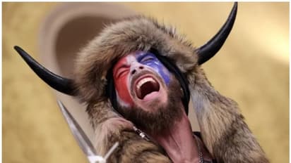 ഓർഗാനിക് ഭക്ഷണം തന്നെ വേണം, കസ്റ്റഡിയില് ആഹാരം കഴിക്കാതെ കാപിറ്റോൾ കലാപത്തിൻ്റെ 'മുഖം' ആയ വംശീയവാദി