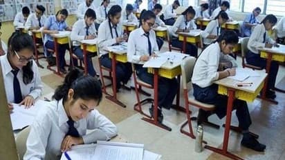 महाराष्ट्र में 10वीं की परीक्षाएं रद्द, मई के अंत में हो सकते हैं 12वीं के एग्जाम