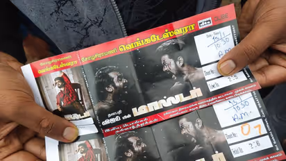 ഹെല്‍മറ്റ് വച്ച് തിയറ്ററിലിരുന്ന കാണി മുതല്‍ ഫാന്‍സ് ഡിജെ വരെ; 'മാസ്റ്റര്‍' റിലീസ് കാഴ്ചകള്‍