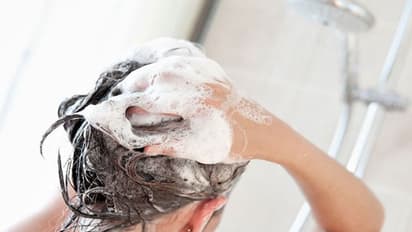 सर्दी में ठंडे पानी से बाल धोने की झंझट से आजादी, बिना पानी की एक बूंद डाले धो डालें चिपचिपे बाल