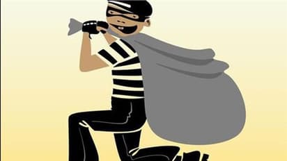 വീട് പൂട്ടിപ്പോയതോടെ മോഷ്ടാക്കൾ കവർന്നത് 50 പവൻ സ്വർണവും 1.4 ലക്ഷം രൂപയും