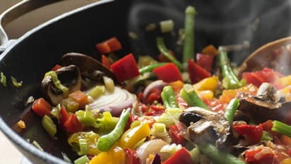 কেন রান্না করা পাত্রে খাবার খেতে নিষেধ করেন বড়রা, জেনে নিন এর আসল কারণ