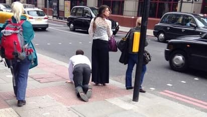 वाह क्या जमाना है: पति के गले में कुत्ते का पट्टा डाल घूम रही थी पत्नी, वजह है बहुत ही खास