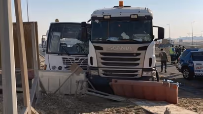 യുഎഇയില് ബസും ട്രക്കും കൂട്ടിയിടിച്ച് 27 പേര്ക്ക് പരിക്ക്