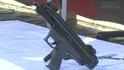 బొమ్మ తుపాకీతో హోటల్ యజమానిని బెదిరించి...