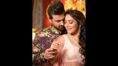 প্রেমিকাকে কাছে টেনে 'উষ্ণ আদর', চরম ঘনিষ্ঠ আলিঙ্গনে আদরে মজে রুদ্রনীল-প্রমিতা