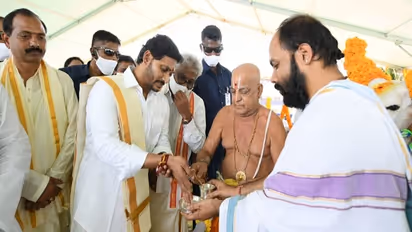 చేయి అడ్డం పెట్టి గంగిరెద్దును కాపాడిన జగన్: వీడియో వైరల్