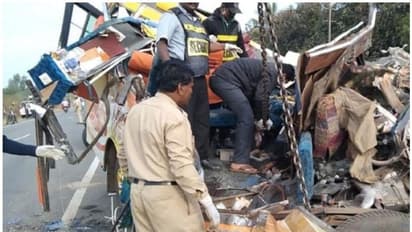 മിനിവാനും ടിപ്പറും കൂ​ട്ടി​യി​ടി​ച്ചു​ണ്ടാ​യ അ​പ​ക​ട​ത്തി​ല്‍ 11 പേ​ര്‍ മ​രി​ച്ചു
