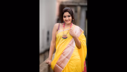 ஸ்லீவ் லெஸ் ஜாக்கெட் போட்டு... புடவையை பறக்க விட்டு... பொங்கல் ஸ்பெஷல் போஸ் கொடுத்த நீலிமா ராணி..!