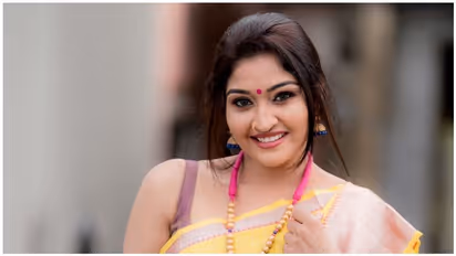 இரண்டு குழந்தை பெற்ற பின்பும் குறையாத அழகு..! ஸ்லீவ் லெஸ் ஜாக்கெட்டில் புடவையில் மயக்கும் நீலிமா இசை! போட்டோஸ்