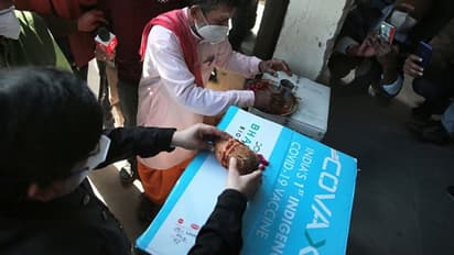 ಮೋದಿ ಸೂಚನೆ ನಡುವೆಯೂ ಇಬ್ಬರು ಸಚಿವರು ಕೊರೋನಾ ಲಸಿಕೆ ಪಡೆದಿದ್ದು ಹೇಗೆ?